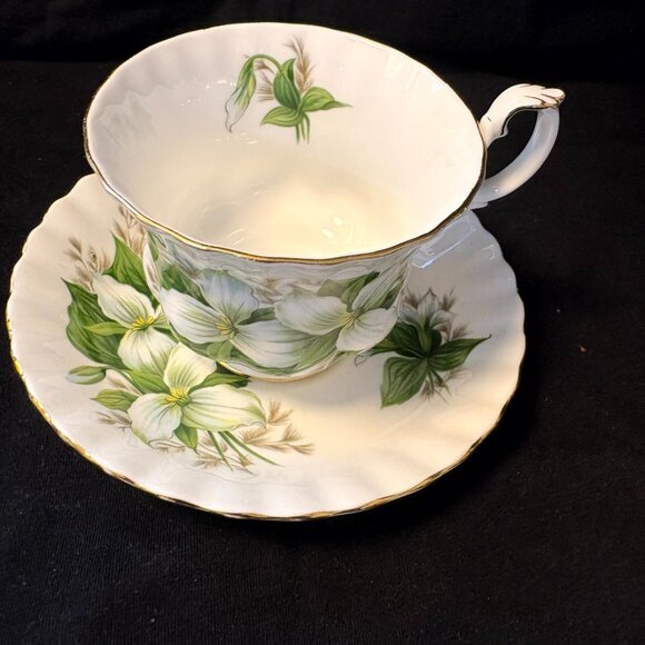 Royal Albert Bone China Cup and Saucer - Trillium - Picture 4 of 4